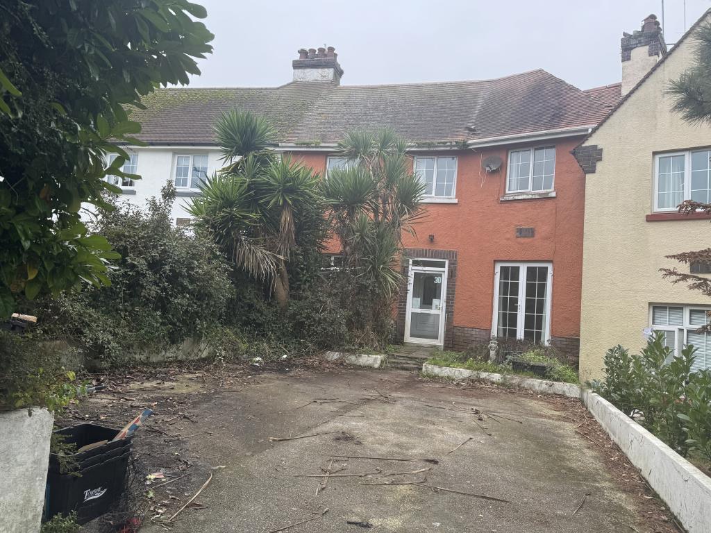 Lot: 116 - TERRACE HOUSE FOR REFURBISHMENT - Front of the property